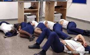 美女空姐被谁(6名空姐空乘集体睡地板 摆拍照流出被公司开除（现场）)