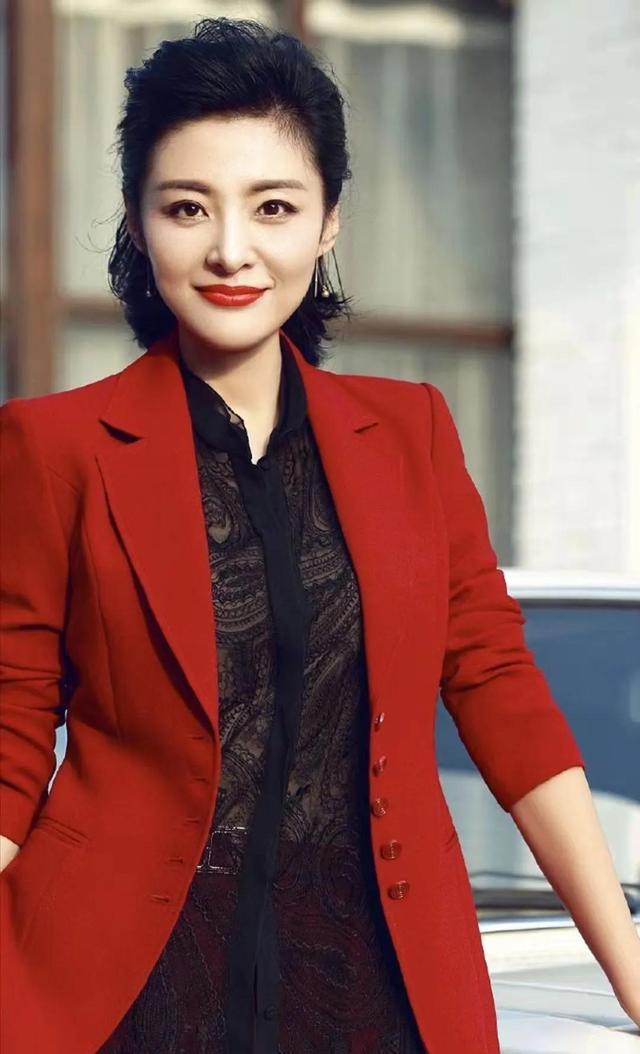 央视美女周涛,堪称花容月貌