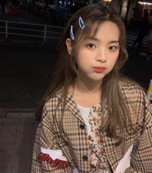 白浆美女在线(尴尬95后小花拍戏情绪高潮出戏滴眼药水，对面男演员表情亮了)