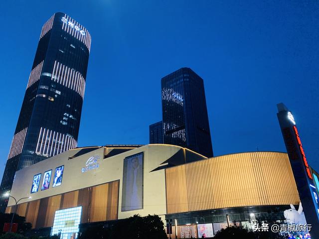兰州闹市土豪商场，每天都美女如云挥金如土，甘肃人都开车来购物