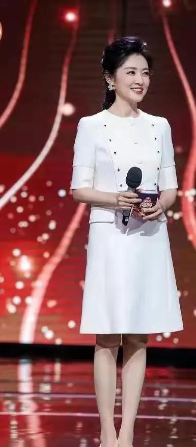 央视美女周涛,堪称花容月貌