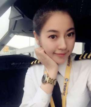 西藏美女女(西藏航空最美女飞行员：20岁进民航，比空姐还要美上三分)