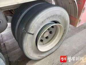 汽车爆胎图片(惊险凌晨2点，高速路上货车爆胎引发自燃……)