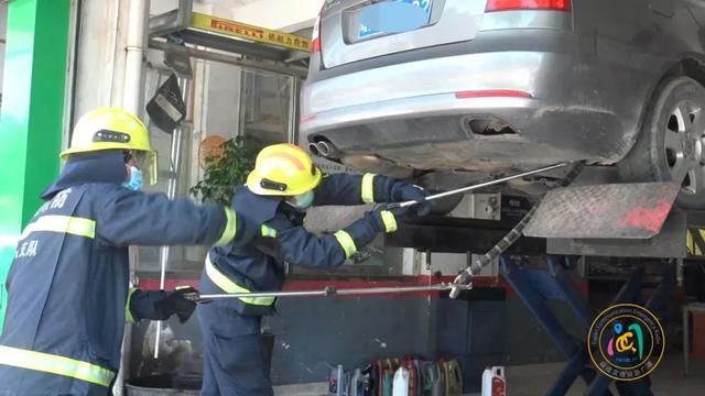 事发福建!两米长的毒蛇钻进汽车…