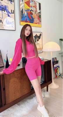 美女秀照(克拉拉粉色套装秀细腰，身材前凸后翘火辣性感，纤细美腿十分抢镜)