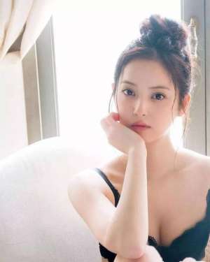 av胸美女(大家都说她日本演技最差的女优，但是看脸就原谅她了)