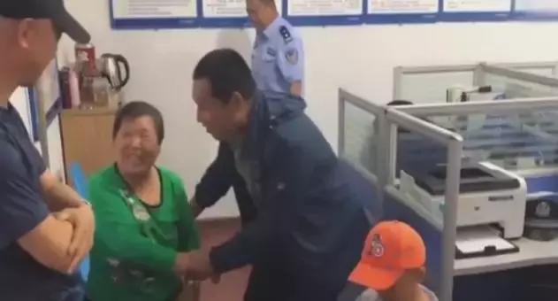 陌生女子带着哭泣孩子,越走越快,最后反转了