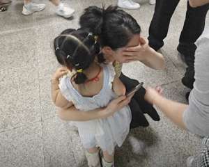 美女被强制受精视频(因陌生女孩酷似自己人工受孕所生女儿，遂发视频寻人？对方家属报警)