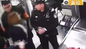 美女踢当(女大学生猛踹北京警察裤裆，自称“人生就是要什么都经历”，完美起飞)