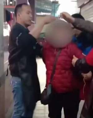 美女捆柱子(只因这件事，女子竟被暴力绑在柱子上)