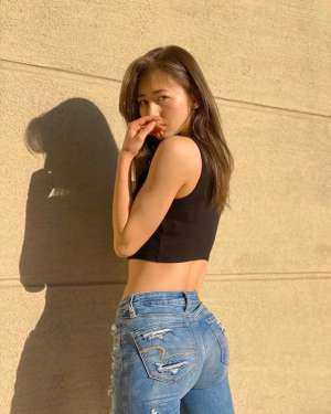 性感大臀美女(日本美臀女神宫河麻耶，颜值高，身材凹凸有致，吸引了不少粉丝)