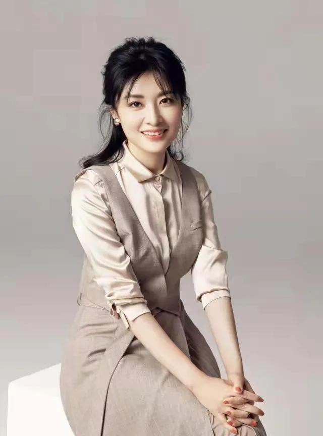 央视美女周涛,堪称花容月貌