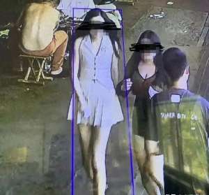 美女撒尿的地方照片(笑趴,两名美女深夜在店门口撒尿,老板调监控曝光细节,网友炸锅)