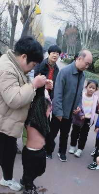 红裙美女落水(河南禹州：小女孩玩耍落水，红衣男施救成功)
