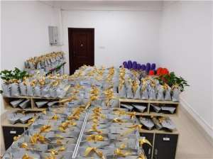美女要礼物(南华大学95后美女辅导员为毕业生定制礼物“八件套”，每个都有特殊寓意)