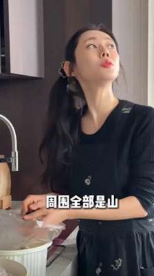 美女帅哥在家里亲吻(秋瓷炫在韩国买大别墅，于晓光带着儿子去找她，夫妻见面热吻超甜)