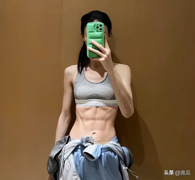 34岁金晨泳池中健身,穿紧身泳衣,练出四块腹肌妥妥“金刚芭比”