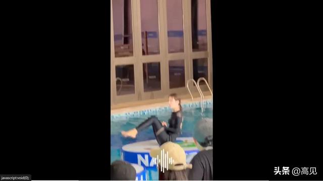 34岁金晨泳池中健身,穿紧身泳衣,练出四块腹肌妥妥“金刚芭比”