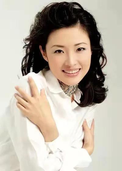 央视美女周涛,堪称花容月貌