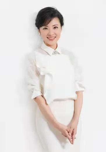 央视美女周涛,堪称花容月貌