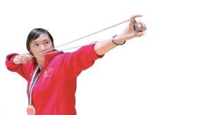 美女拿弹弓(曲靖女子迷恋弹弓 玩着玩着就成了世界冠军)