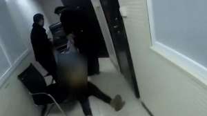 美女喝醉了酒(我不是一般的女人女子醉酒闹事当街脱衣 对民警做出出格举动……)