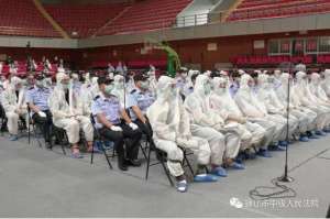 美女部你斗(终于被端了当众枪杀女孩后，他还当了25年国家干部)