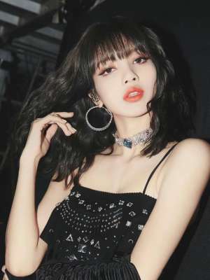 美女裸爆(26岁顶流女星，表演大尺度脱衣舞，网上瞬间炸了，这是女性自由？)