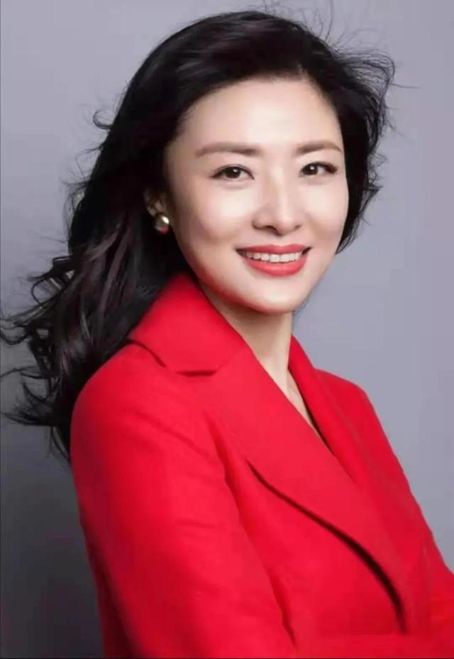 央视美女周涛,堪称花容月貌