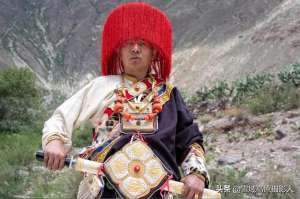 汉子美女(见识一下康巴汉子与康巴美女，真的喜欢她们的服饰)