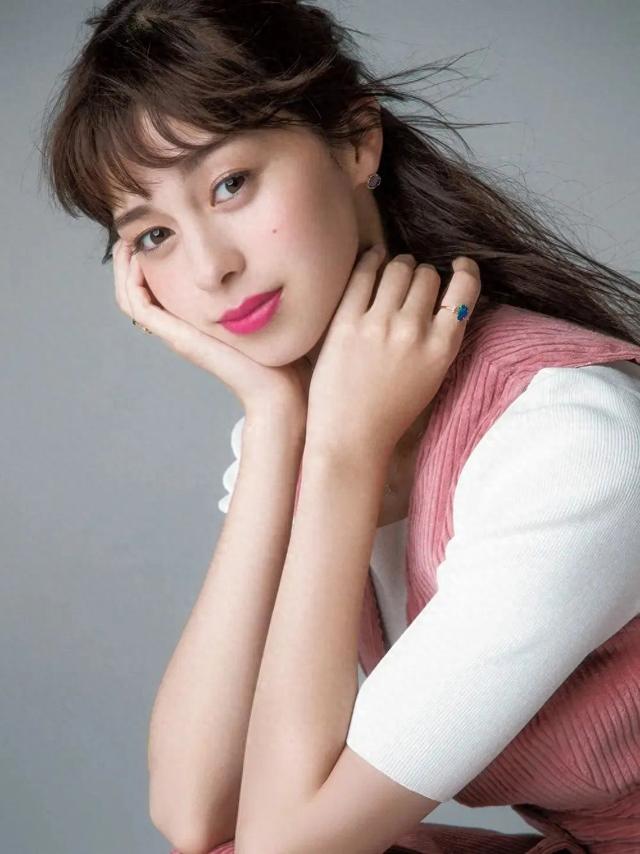 日本混血美女女星-中条彩未,清纯又性感,人美身材好美女图写真