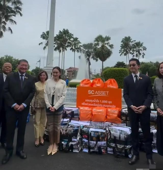 39岁泰国美女总理现身抗洪捐赠现场，三色裤子好洋气，真是没见过