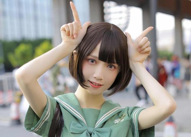 小说：亲戚比阔，讽刺上门女婿，他拿出车钥匙后众人都蔫了