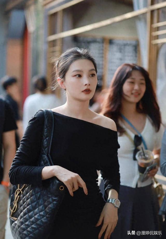 风韵十足的美女,个个都是时髦美丽,散发着耀眼的魅力