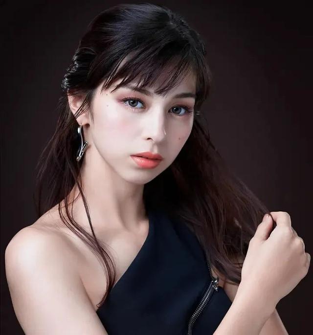 日本混血美女女星-中条彩未,清纯又性感,人美身材好美女图写真