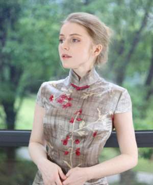 美女吃火药(欧洲美女来中国旅游，肚子疼生病去医院，感叹：还是中国医生靠谱)