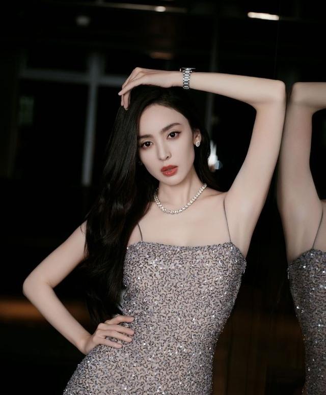古力娜扎丁字裤照片外露真的是太好看了,本人回应穿什么都可以
