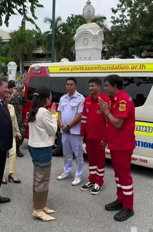 39岁泰国美女总理现身抗洪捐赠现场，三色裤子好洋气，真是没见过