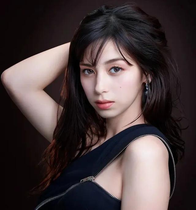 日本混血美女女星-中条彩未,清纯又性感,人美身材好美女图写真