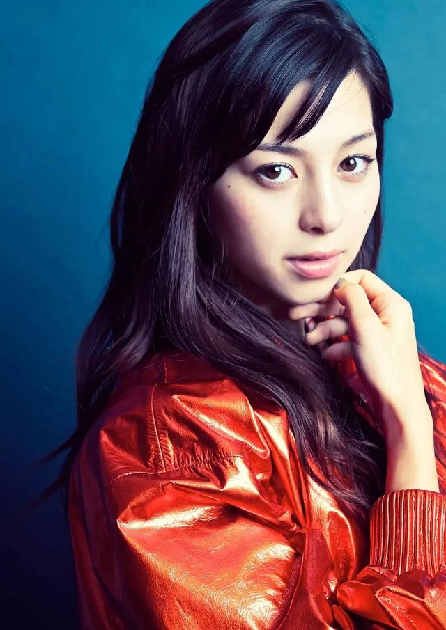 日本混血美女女星-中条彩未,清纯又性感,人美身材好美女图写真