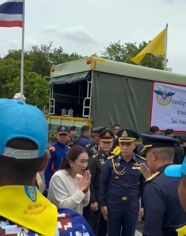 39岁泰国美女总理现身抗洪捐赠现场，三色裤子好洋气，真是没见过