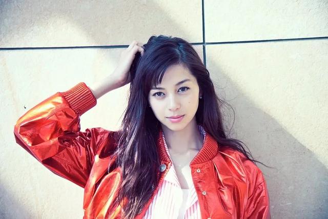 日本混血美女女星-中条彩未,清纯又性感,人美身材好美女图写真