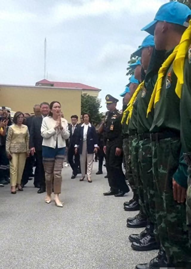 39岁泰国美女总理现身抗洪捐赠现场，三色裤子好洋气，真是没见过