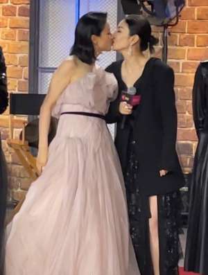 女美女接吻(黄奕与倪虹洁亲密亲嘴，惹尔冬升导演看傻眼，神仙友情已有30年)