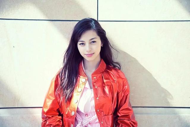 日本混血美女女星-中条彩未,清纯又性感,人美身材好美女图写真