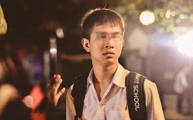 2010年四川高考状元将女校花摁地上捅死,死前苦苦哀求:放过我吧