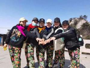 鲁山张良东营美女(鲁山县：“八仙女”游山玩水间不忘宣传家乡)
