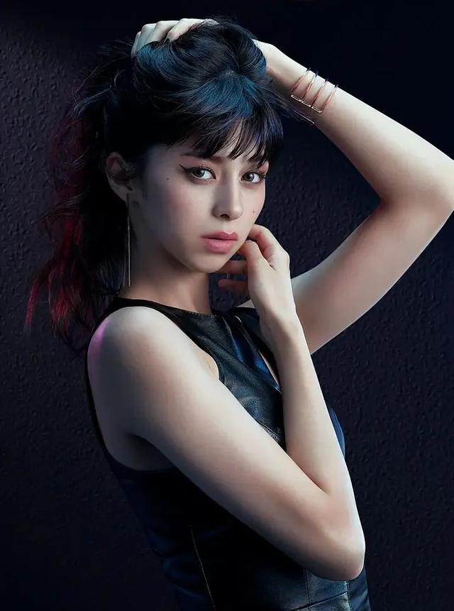 日本混血美女女星-中条彩未,清纯又性感,人美身材好美女图写真