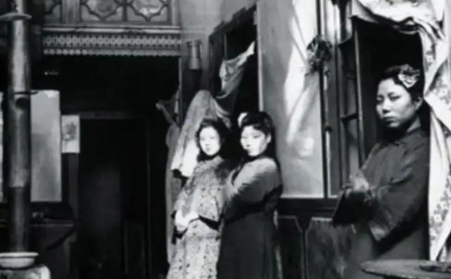 1925年,东北女匪驼龙,被处决前,身穿丝绸旗袍,高呼我不怕死