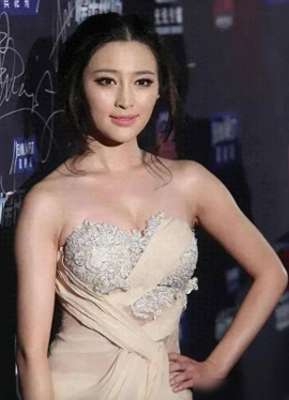 s性型美女(“最美潘金莲”甘婷婷，穿薄纱裙大秀S曲线，微胖的身材更耐看)